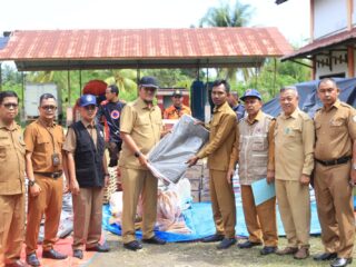 Dayan Albar  Plt. Sekda Aceh Utara Serahkan Bantuan untuk 13 Kecamatan Terdampak Banjir