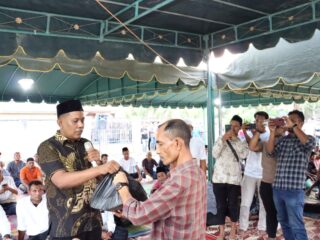 Pon Yaya Sumbang Rp290 Juta untuk Desa di Kuta Makmur