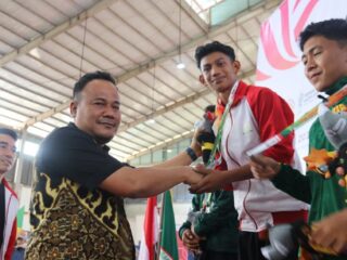 Pj. Sekda Aceh Timur Mengalungkan Medali Emas Cabor Pencak Silat