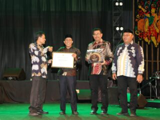 Pj Wali Kota Lhokseumawe Terima Penghargaan atas Prestasi Gampong Pelestari Seni Tradisi Rapai Uroeh Duek