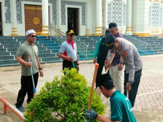 Masyarakat dan BKM Ramaikan Gotroy Bersih Masjid Hari Kedua