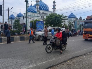 Truk Tangki PDAM terguling di Perempatan Lintas Aceh Sumatera