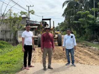 Ketua Komisi III DPRK Aceh Utara Bersama Muspika Tanah Luas Aceh Utara Perbaiki Jalan Rusak dan Berlobang