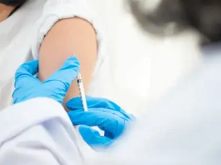 Cegah Maningitis Jelang Ibadah Haji, Kemenkes Fasilitasi Vaksin Petugas PPIH Tahun 1446 H / 2025