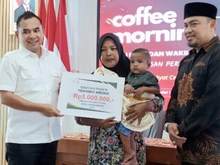 DR. Sayuti Abubakar Serahkan Dana Bantuan Pendamping Pasien Penyakit Kronis