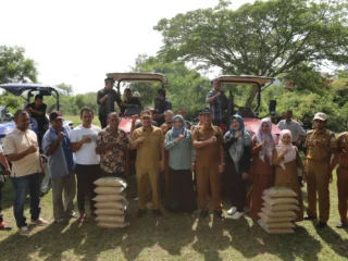 Dukung Program Swasembada Pangan, Wali Kota Lhokseumawe Serahkan Traktor dan Benih ke Petani