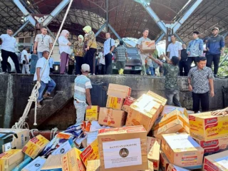 Pemerintah Aceh Kirim 3 Ton Ikan dan Bantuan Pangan ke Wilayah Terisolir Lewat Jalur Laut