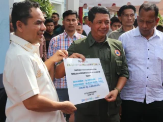 Pemko Lhokseumawe Serahkan Bantuan Dana Stimulan Perbaikan Rumah Rusak Pascabencana
